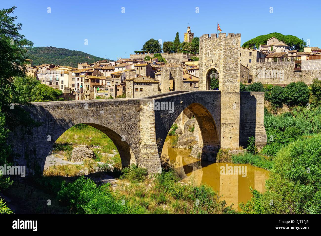 Steinbrücke über den Fluss am Eingang der mittelalterlichen Stadt Besalu, in Girona, Katalonien. Stockfoto