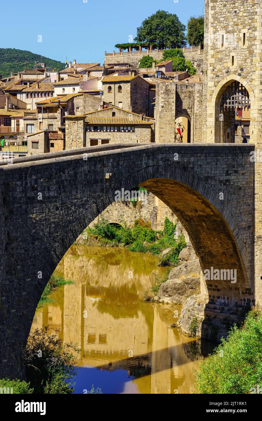 Brücke mit Steinbogen und befestigter Turm in der mittelalterlichen Stadt Besalu, Gerona Spanien. Stockfoto