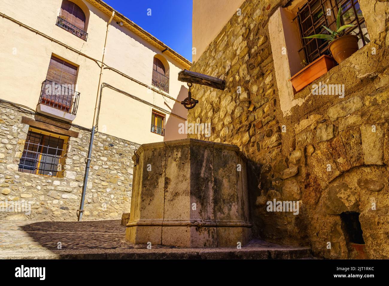 Antiker Steinbrunnen zur Wasserversorgung der mittelalterlichen Stadt Besalu in Girona, Spanien Stockfoto