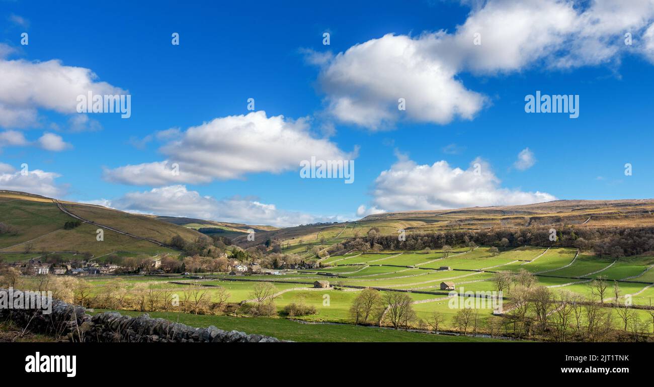Panoramablick auf Kettlewell Village im Yorkshire Dales National Park. Allgemeine Ansicht von Feldern und Scheunen in der Landschaft. North Yorkshire, Großbritannien Stockfoto