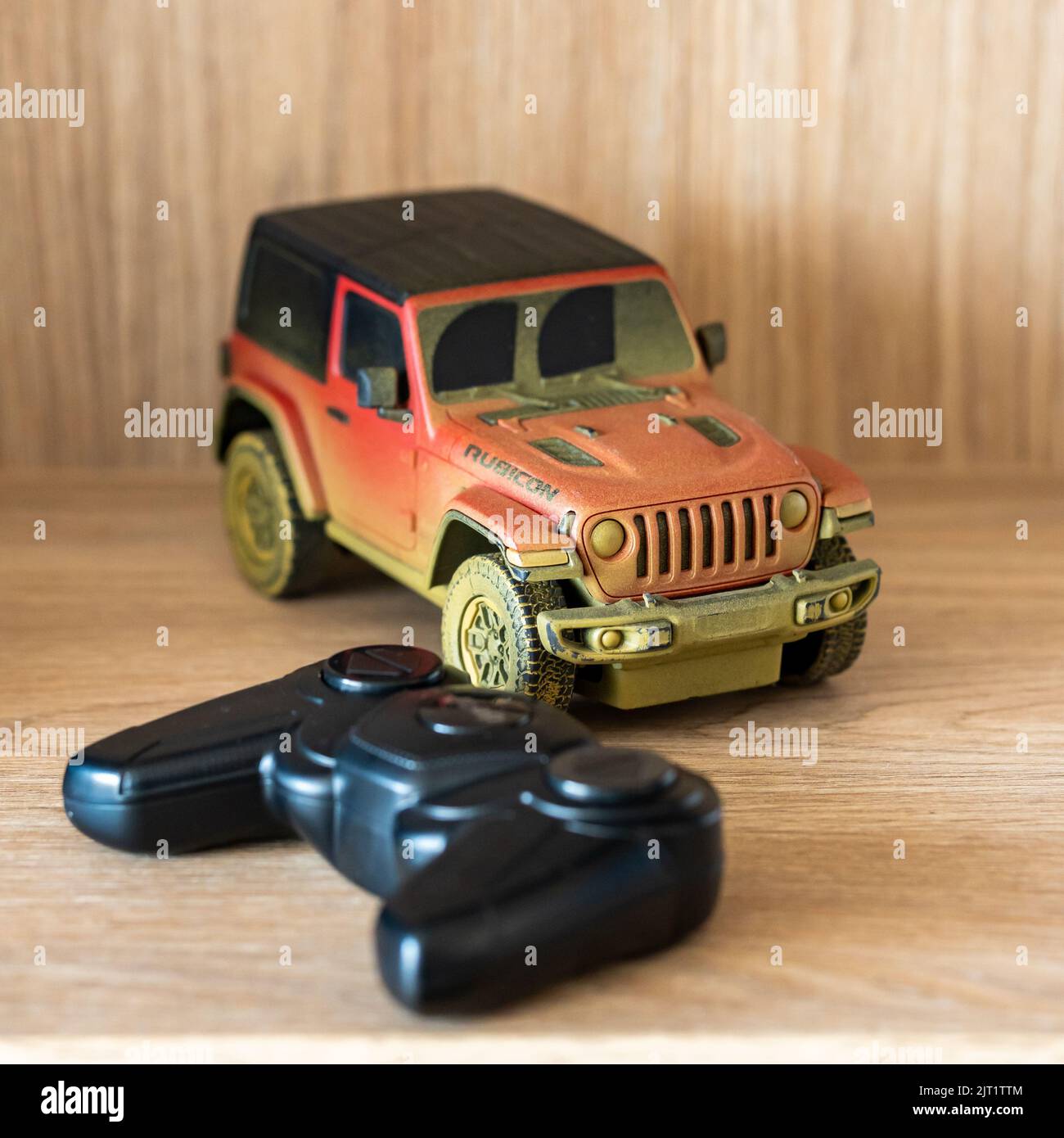 Ein Spielzeug der Rastermarke Jeep Wranglar Rubicon mit Fernbedienung auf einer Holzoberfläche Stockfoto