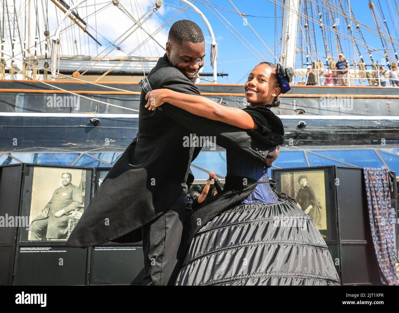 London, Großbritannien, 27.. August 2022. Black Victorians wird vor der wunderschönen Kulisse der Cutty Sark Gardens beim Greenwich and Docklands International Festival aufgeführt. Diese kraftvolle Tanzperformance des künstlerischen Leiters und Choreographen Jeanefer Jean-Charles MBE ist inspiriert von Studiofotografien schwarzer Männer, Frauen und Kinder aus dem 19. Jahrhundert. In dem Stück geht es darum, durch Bewegung, Text und Musik Stimme und Körper zu den Figuren in den Porträts zu bringen. Das Publikum erlebt fünf vielseitige Tänzer, die sich die Geschichten der viktorianischen Figuren durch eine Reihe von Tanzstilen neu vorstellen. Stockfoto