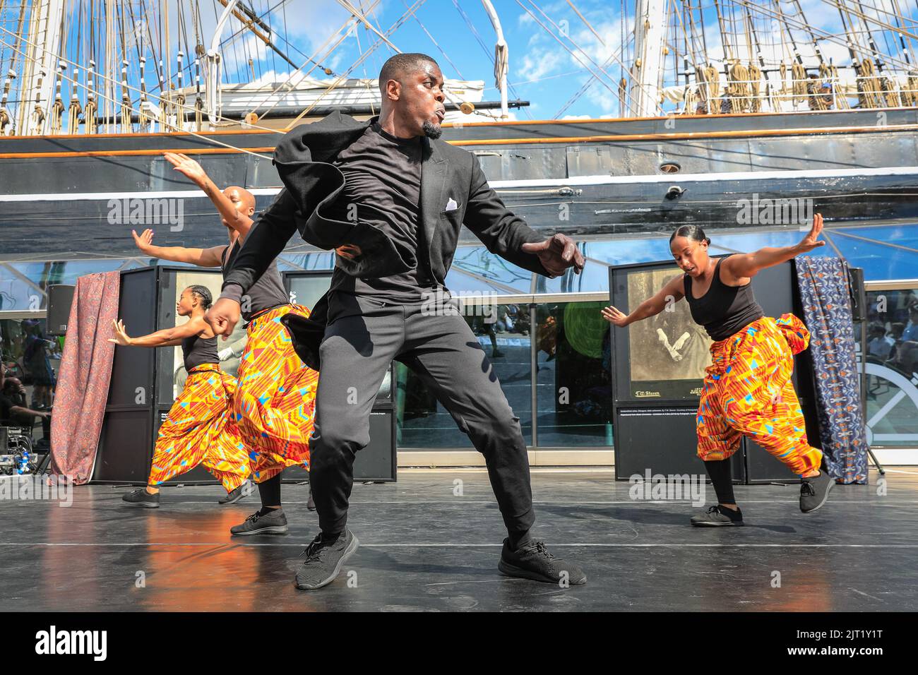 London, Großbritannien, 27.. August 2022. Black Victorians wird vor der wunderschönen Kulisse der Cutty Sark Gardens beim Greenwich and Docklands International Festival aufgeführt. Diese kraftvolle Tanzperformance des künstlerischen Leiters und Choreographen Jeanefer Jean-Charles MBE ist inspiriert von Studiofotografien schwarzer Männer, Frauen und Kinder aus dem 19. Jahrhundert. In dem Stück geht es darum, durch Bewegung, Text und Musik Stimme und Körper zu den Figuren in den Porträts zu bringen. Das Publikum erlebt fünf vielseitige Tänzer, die sich die Geschichten der viktorianischen Figuren durch eine Reihe von Tanzstilen neu vorstellen. Stockfoto