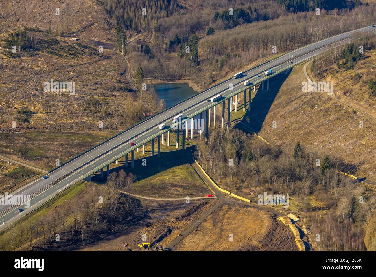 Autobahnbrücke Viadukt Landeskroner Weiher der Autobahn A45 Sauerlandlinie, geplante Sprengung im Oktober 2022, Stausee Landeskroner Weiher im Wald ar Stockfoto