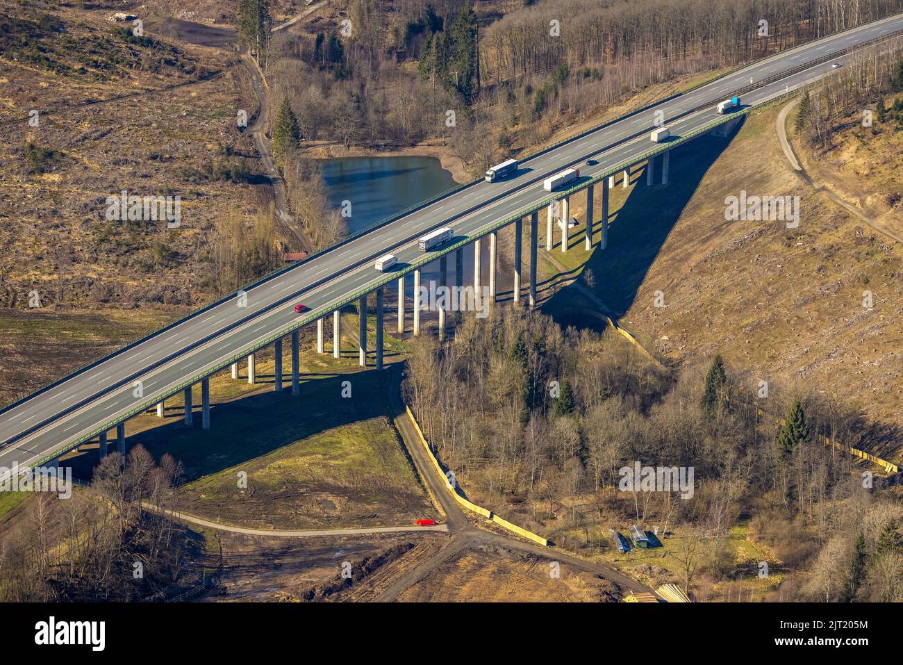 Autobahnbrücke Viadukt Landeskroner Weiher der Autobahn A45 Sauerlandlinie, geplante Sprengung im Oktober 2022, Stausee Landeskroner Weiher im Wald ar Stockfoto