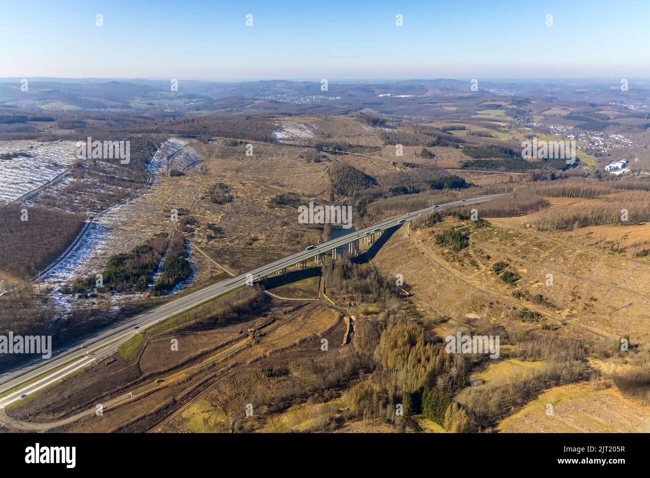 Autobahnbrücke Viadukt Landeskroner Weiher der Autobahn A45 Sauerlandlinie, geplante Sprengung im Oktober 2022, Stausee Landeskroner Weiher im Wald ar Stockfoto