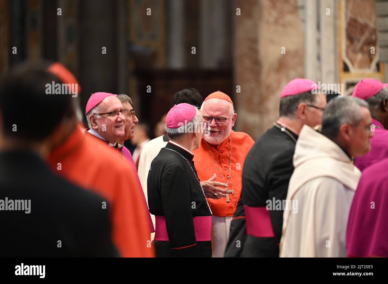 Vatikanstadt, Vatikan. 27. August 2022. Reinhard Kardinal Marx (M) steht während eines Konsistoriums im Petersdom. Papst Franziskus hat im Vatikan 20 neue Kardinäle ernannt. Deutsche gehören nicht dazu. Quelle: Johannes Neudecker/dpa/Alamy Live News Stockfoto