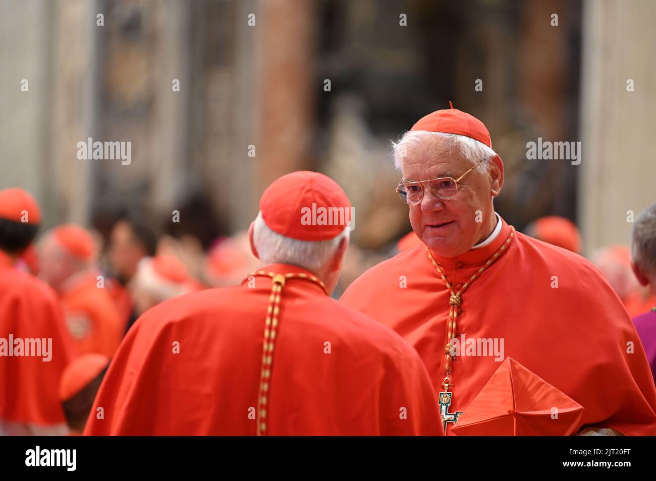 Vatikanstadt, Vatikan. 27. August 2022. Gerhard Ludwig Kardinal Müller (r) steht während eines Konsistoriums im Petersdom. Papst Franziskus hat im Vatikan 20 neue Kardinäle ernannt. Deutsche gehören nicht dazu. Quelle: Johannes Neudecker/dpa/Alamy Live News Stockfoto