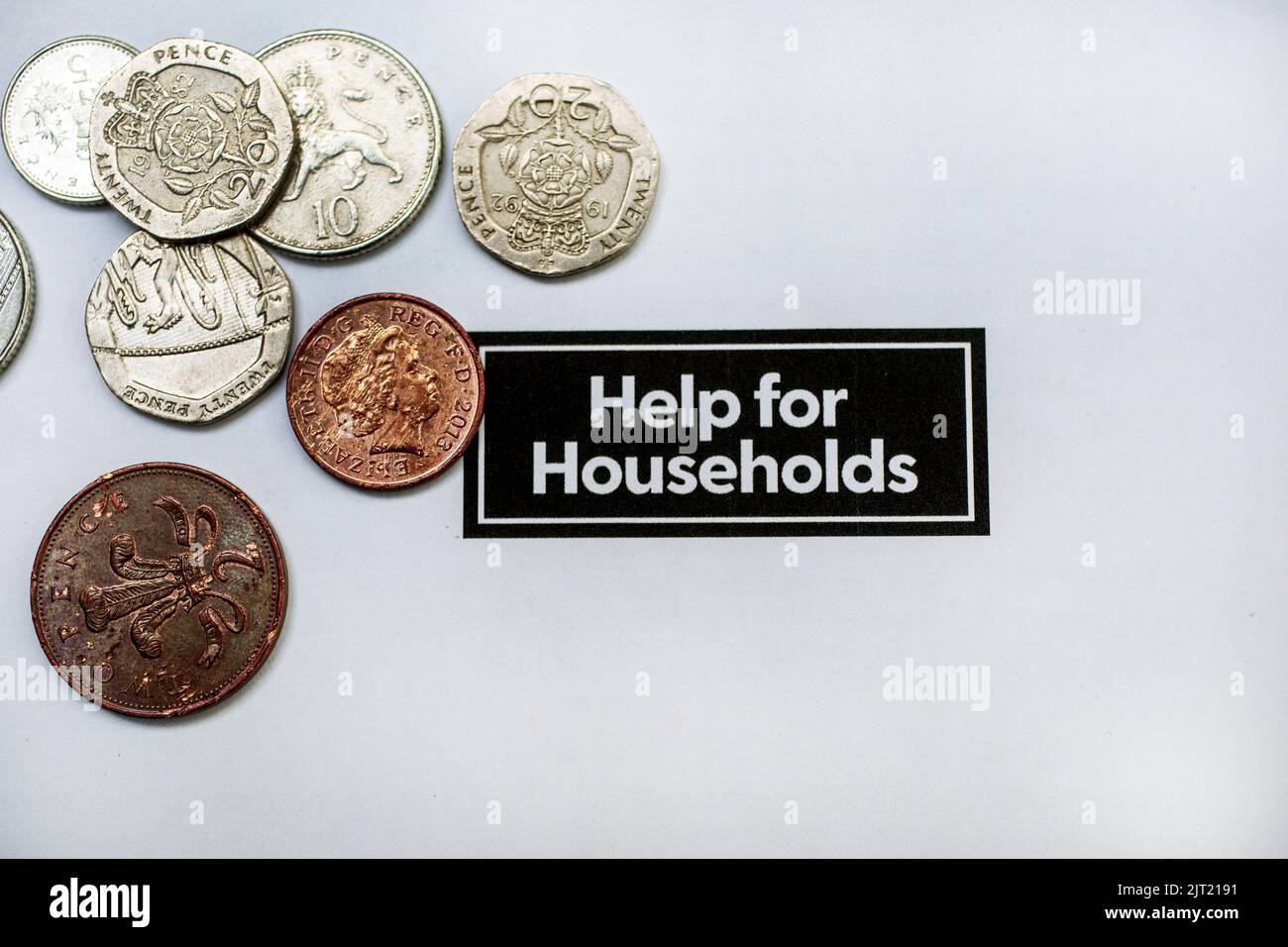 Pence und Penny's auf dem Schreiben der Regierung von HM, in dem die britische Regierung über die Haushaltshilfe informiert wurde. Stockfoto