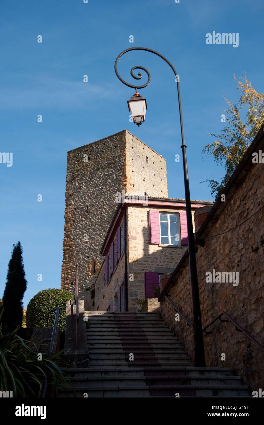 Tower, Castle-Fort, St Cyr au Mont d'Or, Lyon, Auvergne-Rhone-Alpes, Frankreich. Stufen hinauf zum alten Castle-Fort, das zwischen 1154 und 1 erbaut wurde Stockfoto