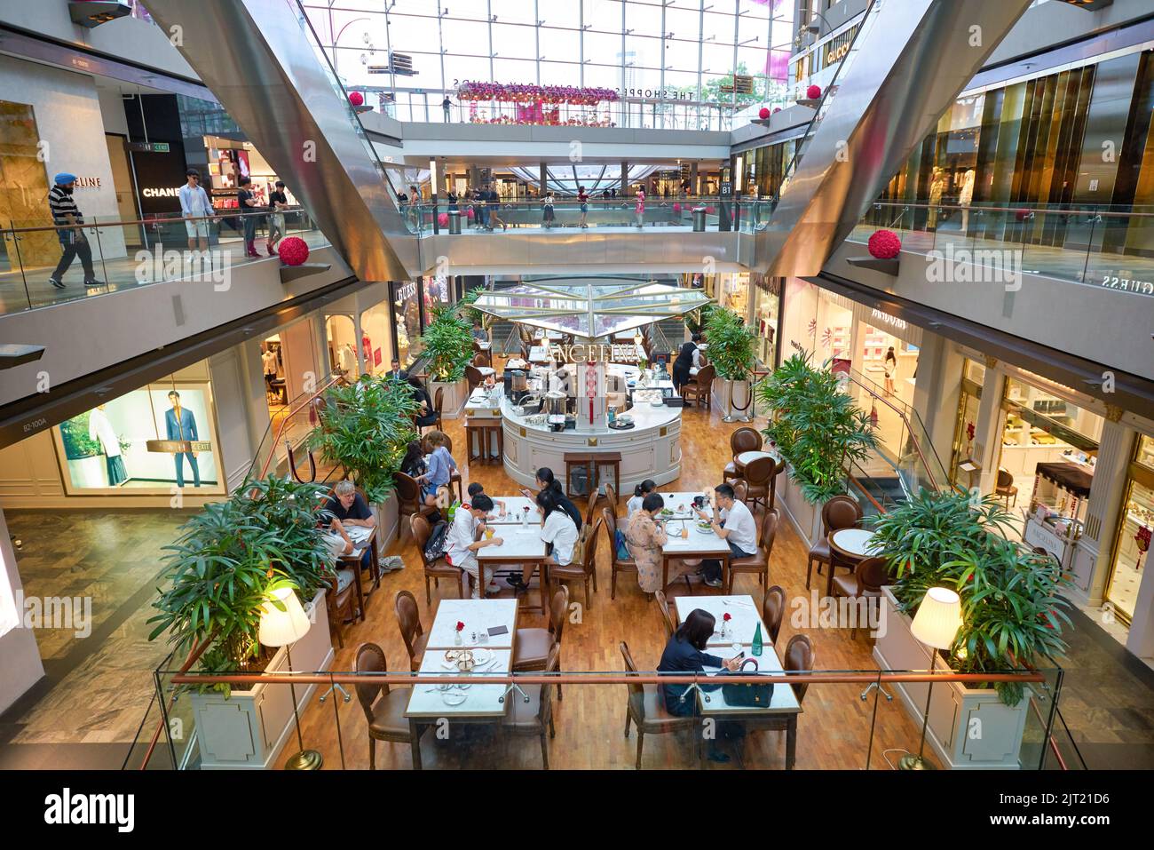 SINGAPUR - 20. JANUAR 2020: Innenaufnahme der Shoppes in Marina Bay Sands Stockfoto