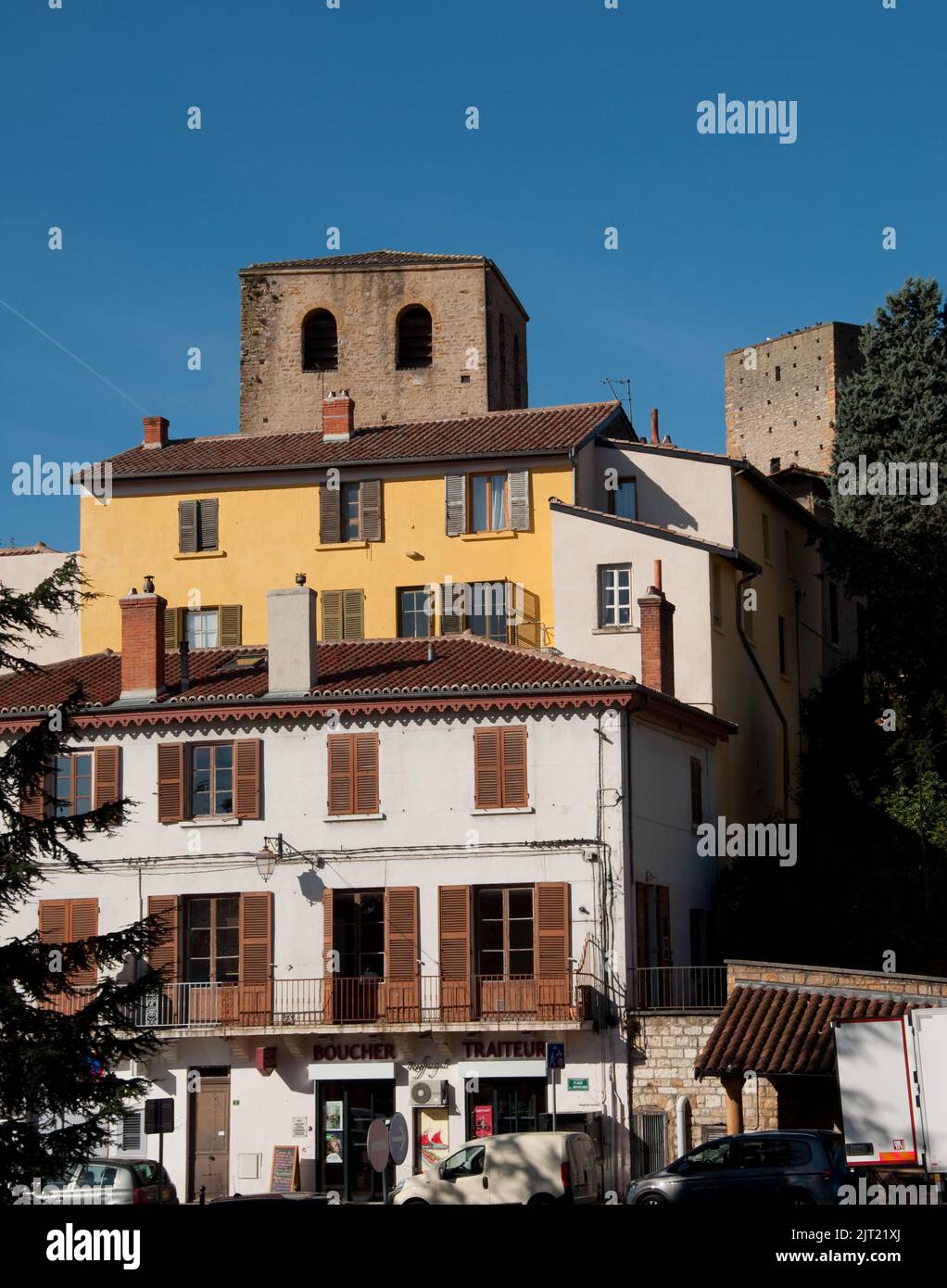 Häuser und Turm, Castle-Fort, St Cyr au Mont d'Or, Lyon, Auvergne-Rhone-Alpes, Frankreich Stockfoto