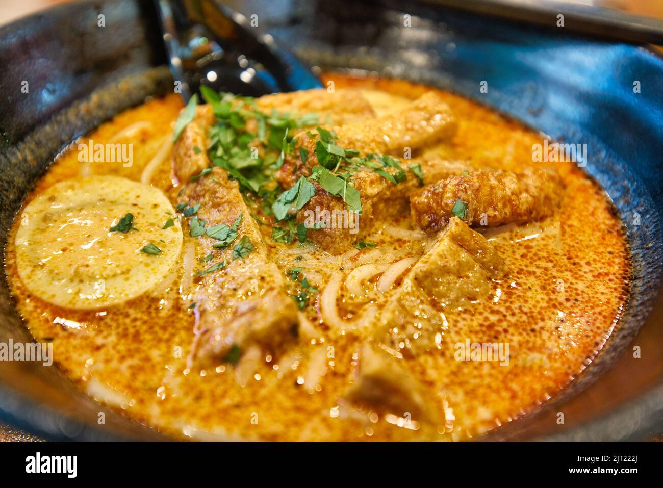 SINGAPUR - 20. JANUAR 2020: Nahaufnahme von Laksa, serviert in den ...
