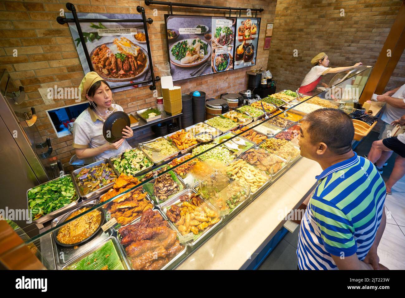 SINGAPUR - 20. JANUAR 2020: Ein Mann, der in einem Food Court in den Shoppes at Marina Bay Sands Essen bestellt Stockfoto