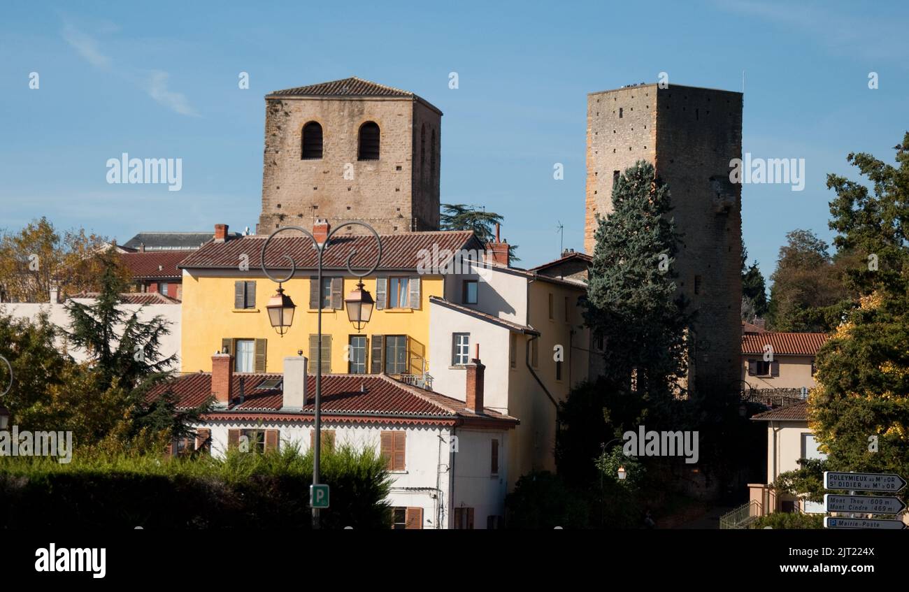 Hauptplatz und Burg-Fort-Türme, St Cyr au Mont d'Or, Lyon, Auvergne-Rhone-Alpes, Frankreich Stockfoto