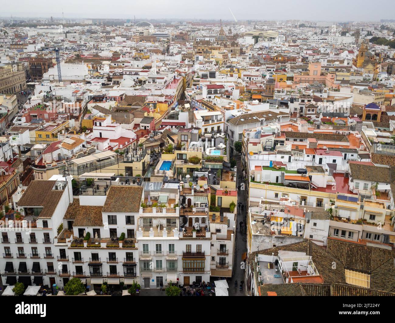 Sevilla an einem bewölkten Tag vom Giralda-Turm aus gesehen Stockfoto