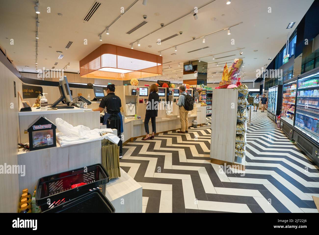 SINGAPUR - 20. JANUAR 2020: Einrichtungen zum Selbstauschecken im Jasons Deli in den Shoppes im Marina Bay Sands. Jasons Deli ist ein Supermarkt und Delikatessengeschäft Stockfoto
