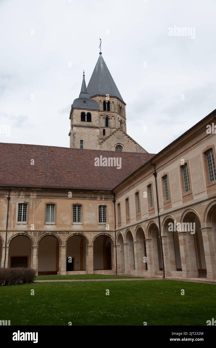 Glockenturm und Reste der Abtei von Cluny mit modernem Kloster (heute Schule für Ingenieurwesen), Cluny, Burgund, Frankreich. Stockfoto