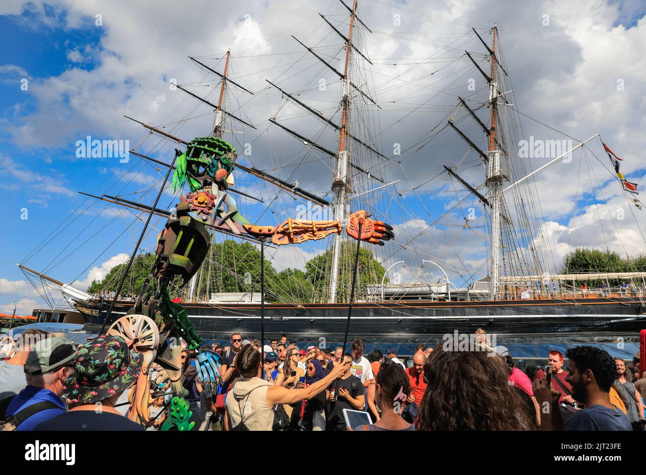 London, Großbritannien. 27. August 2022. Out of the Deep Blue begeistern die Besucher des Greenwich and Docklands International Festivals mit ihrer riesigen Puppentheater bei schönem, heißem Sonnenschein. Ein magisches und interaktives Abenteuer mit Eko, der 13ft Meter hohen Sea Giant Puppe, die aus der Tiefe hervorgegangen ist, um Publikum jeden Alters in eine andere Welt zu transportieren. Die Performance findet vor dem Hintergrund der Cutty Sark und der Themse statt, wo die Kreatur einen Spaziergang um den alten Teeschneider macht und mit dem Publikum interagiert. Kredit: Imageplotter/Alamy Live Nachrichten Stockfoto