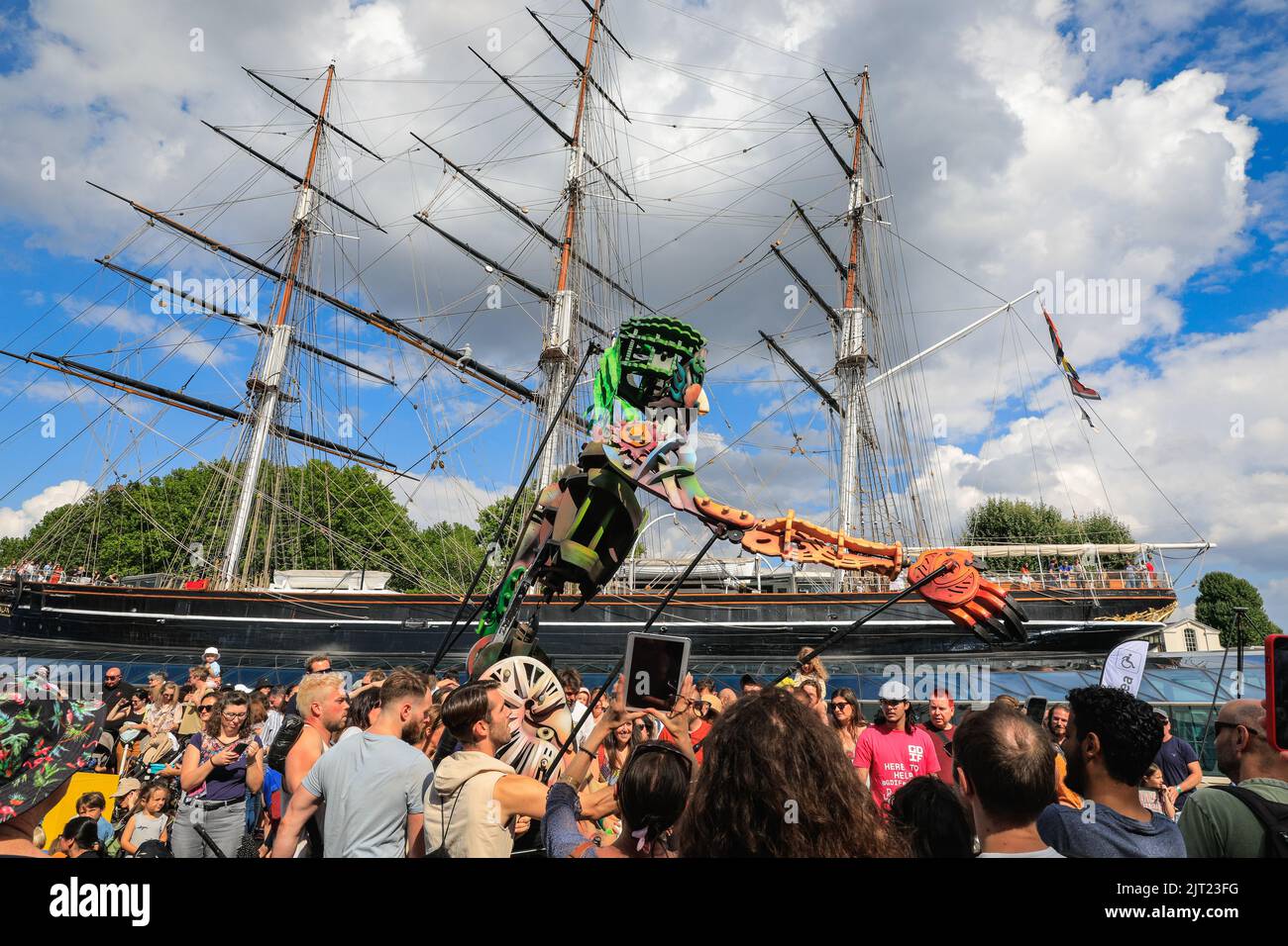 London, Großbritannien. 27. August 2022. Out of the Deep Blue begeistern die Besucher des Greenwich and Docklands International Festivals mit ihrer riesigen Puppentheater bei schönem, heißem Sonnenschein. Ein magisches und interaktives Abenteuer mit Eko, der 13ft Meter hohen Sea Giant Puppe, die aus der Tiefe hervorgegangen ist, um Publikum jeden Alters in eine andere Welt zu transportieren. Die Performance findet vor dem Hintergrund der Cutty Sark und der Themse statt, wo die Kreatur einen Spaziergang um den alten Teeschneider macht und mit dem Publikum interagiert. Kredit: Imageplotter/Alamy Live Nachrichten Stockfoto