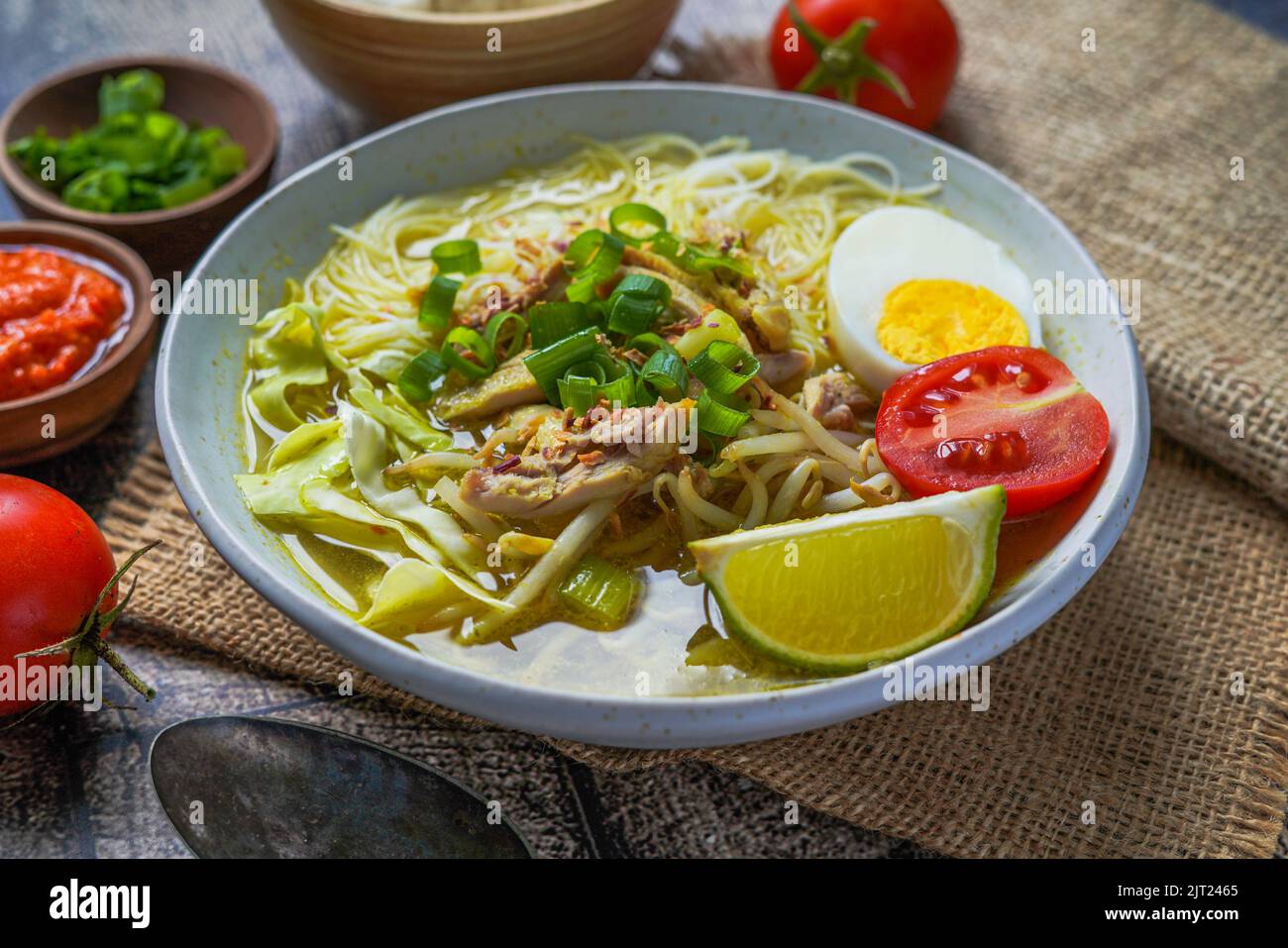 Indonesisches berühmtes Street Food Soto Ayam: Soto ist eine ...