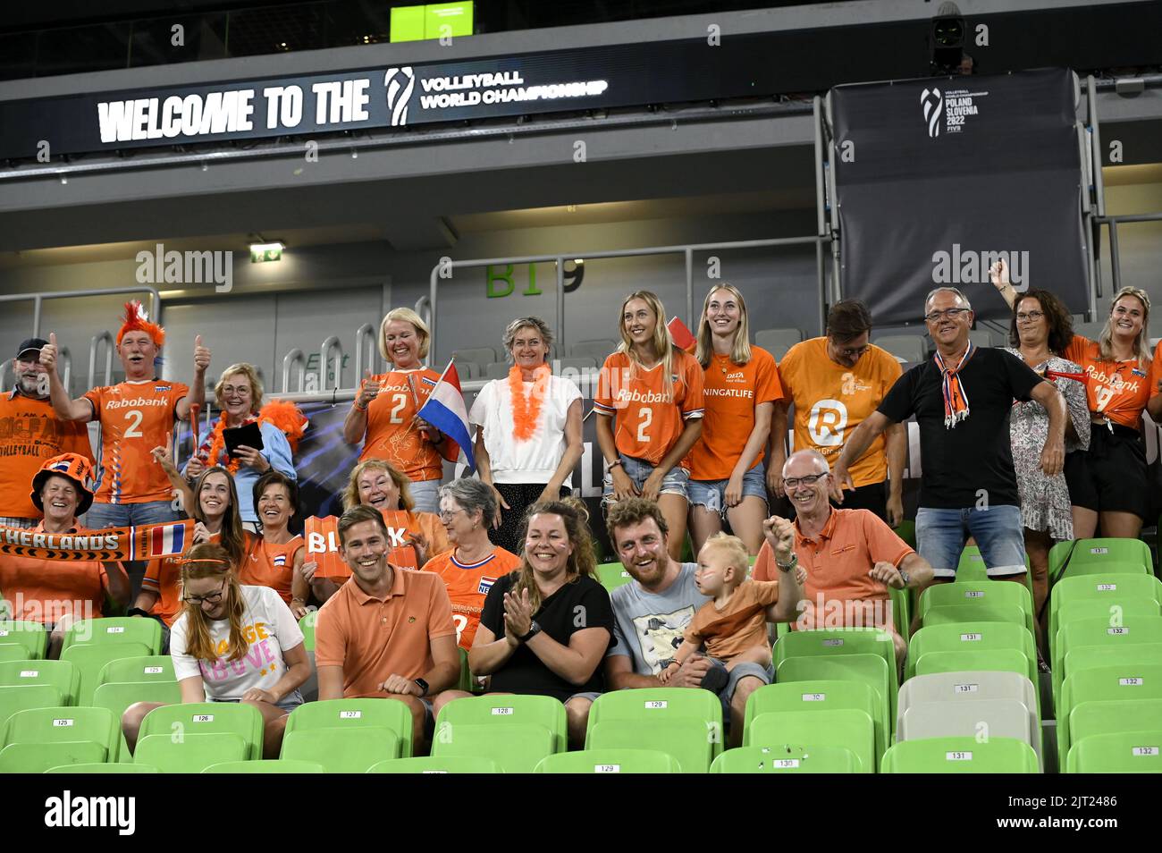 LJUBLJANA, SLOWENIEN - 27. AUGUST: Fans der Niederlande jubeln bei der Volleyball-Weltmeisterschaft der Männer der FIVB - Pool F - Vorbereitungsphase-Spiel zwischen den Niederlanden und Ägypten in der Arena Stozice am 27. August 2022 in Ljubljana, Slowenien (Foto: Ziga Zivulovic Jr./BSR Agency) Stockfoto