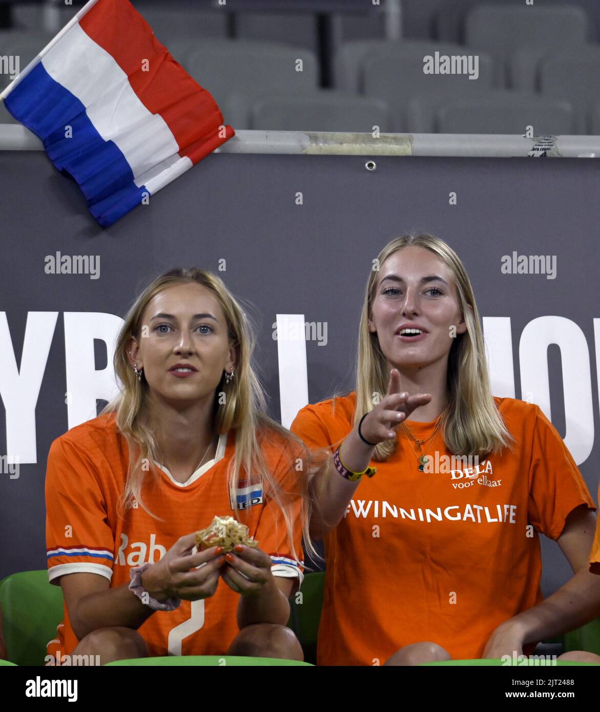 LJUBLJANA, SLOWENIEN - 27. AUGUST: Fans der Niederlande jubeln bei der Volleyball-Weltmeisterschaft der Männer der FIVB - Pool F - Vorbereitungsphase-Spiel zwischen den Niederlanden und Ägypten in der Arena Stozice am 27. August 2022 in Ljubljana, Slowenien (Foto: Ziga Zivulovic Jr./BSR Agency) Stockfoto