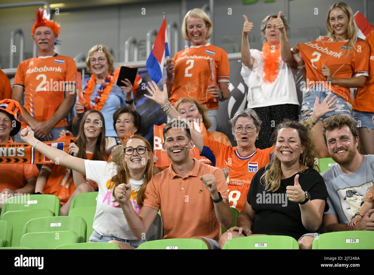 LJUBLJANA, SLOWENIEN - 27. AUGUST: Fans der Niederlande jubeln bei der Volleyball-Weltmeisterschaft der Männer der FIVB - Pool F - Vorbereitungsphase-Spiel zwischen den Niederlanden und Ägypten in der Arena Stozice am 27. August 2022 in Ljubljana, Slowenien (Foto: Ziga Zivulovic Jr./BSR Agency) Stockfoto