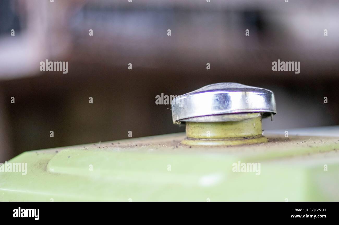 Edelstahlkappe für Kraftstofftank am Kraftstofftank. Das Konzept der steigenden Kraftstoffpreise in der Welt Stockfoto