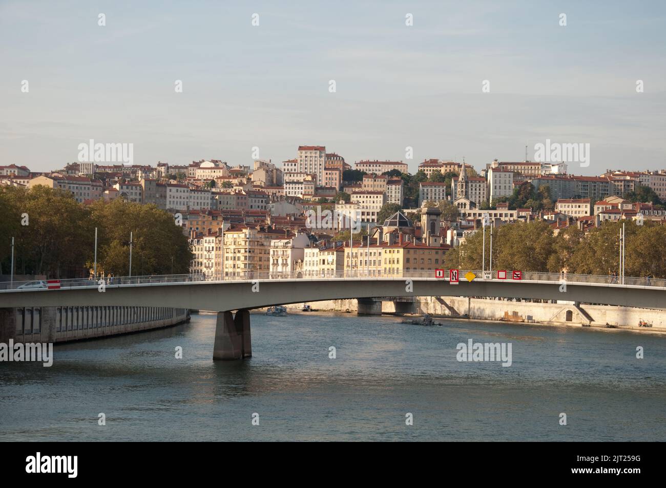 Blick entlang der Saone, Lyon, Rhone, Rhone-Alpes, Frankreich. Die Saone und die Rhone treffen sich in Lyon und bilden eine Halbinsel in der Mitte der Stockfoto