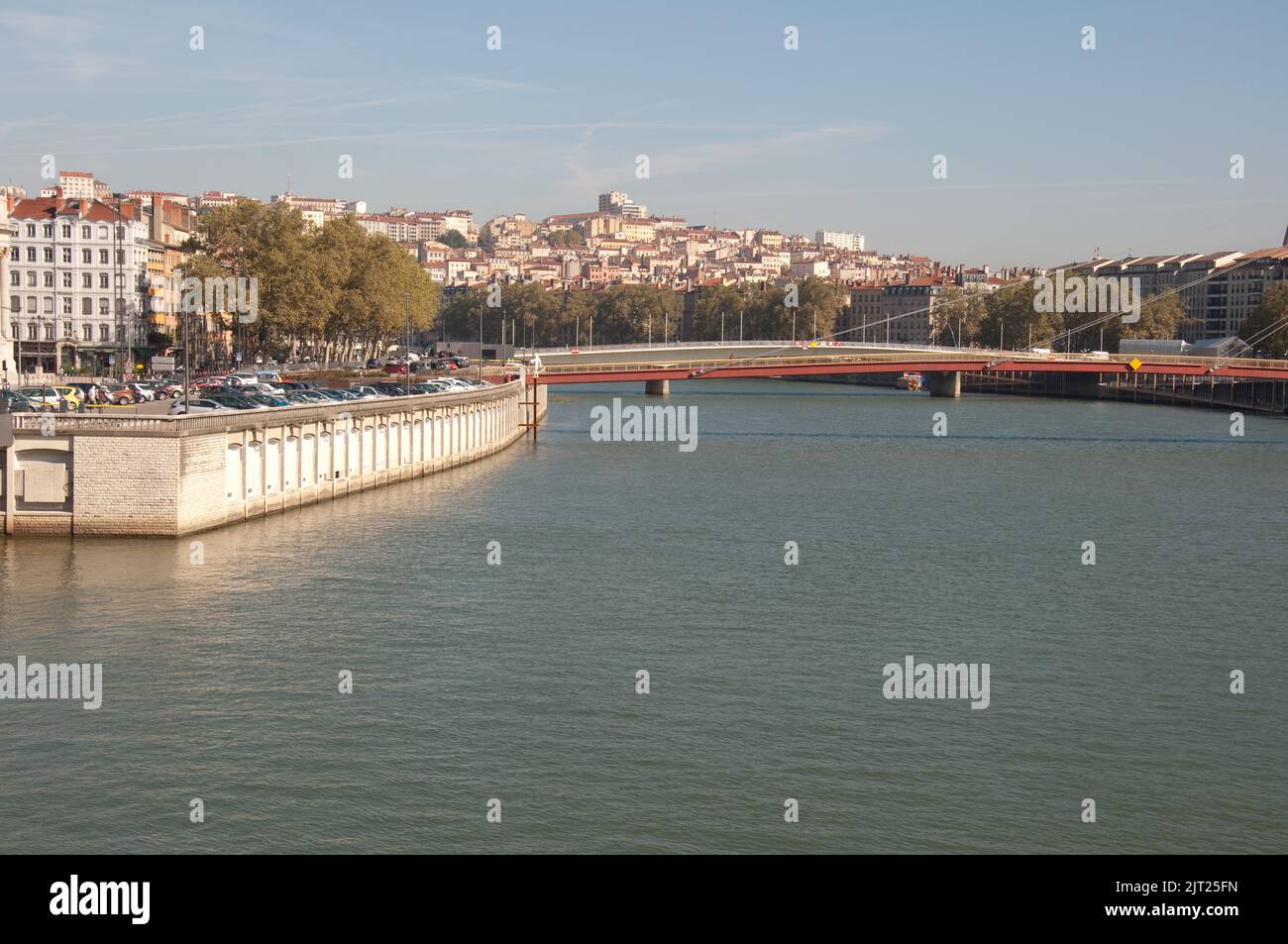 Blick entlang der Saone, Lyon, Rhone, Rhone-Alpes, Frankreich. Die Saone und die Rhone treffen sich in Lyon und bilden eine Halbinsel in der Mitte der Stockfoto