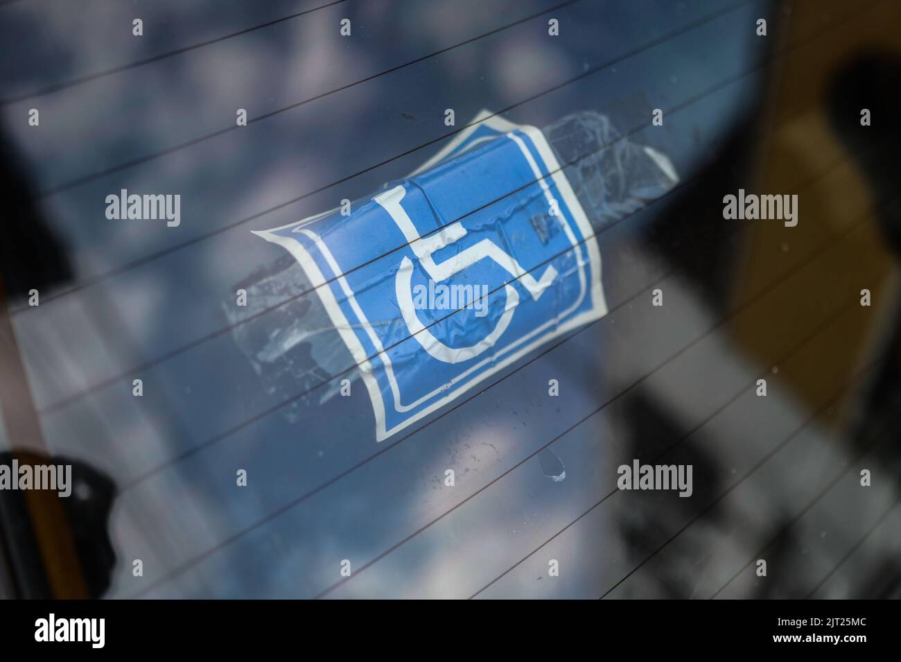 Das Internationale Symbol des Zugangs (ISA), auch bekannt als das (internationale) Rollstuhlsymbol auf dem Autofenster in Cali, Kolumbien Stockfoto