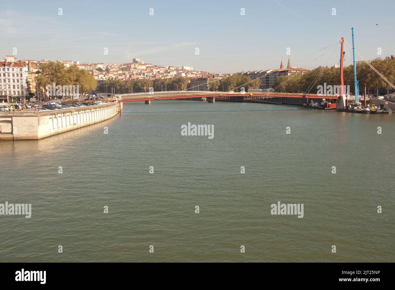 Blick entlang der Saone zum Croix Rousse Hill, Lyon, Rhone, Rhone-Alpes, Frankreich. Die Saone und die Rhone treffen sich in Lyon und bilden eine Halbinsel Stockfoto