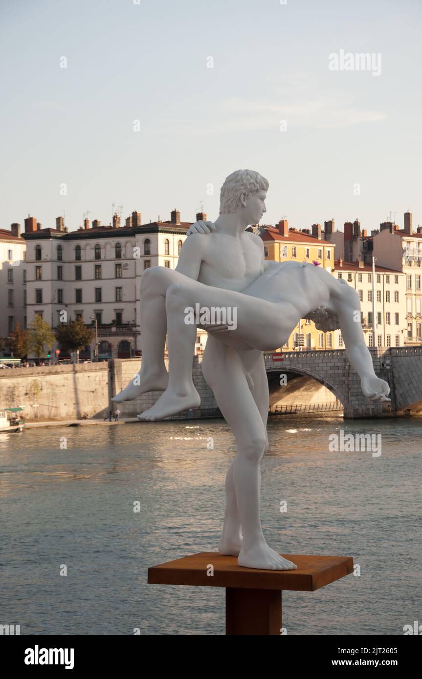 Statue am Ufer der Saone, Lyon, Rhone, Rhone-Alpes, Frankreich. Die Saone und die Rhone treffen sich in Lyon und bilden eine Halbinsel im Mi Stockfoto