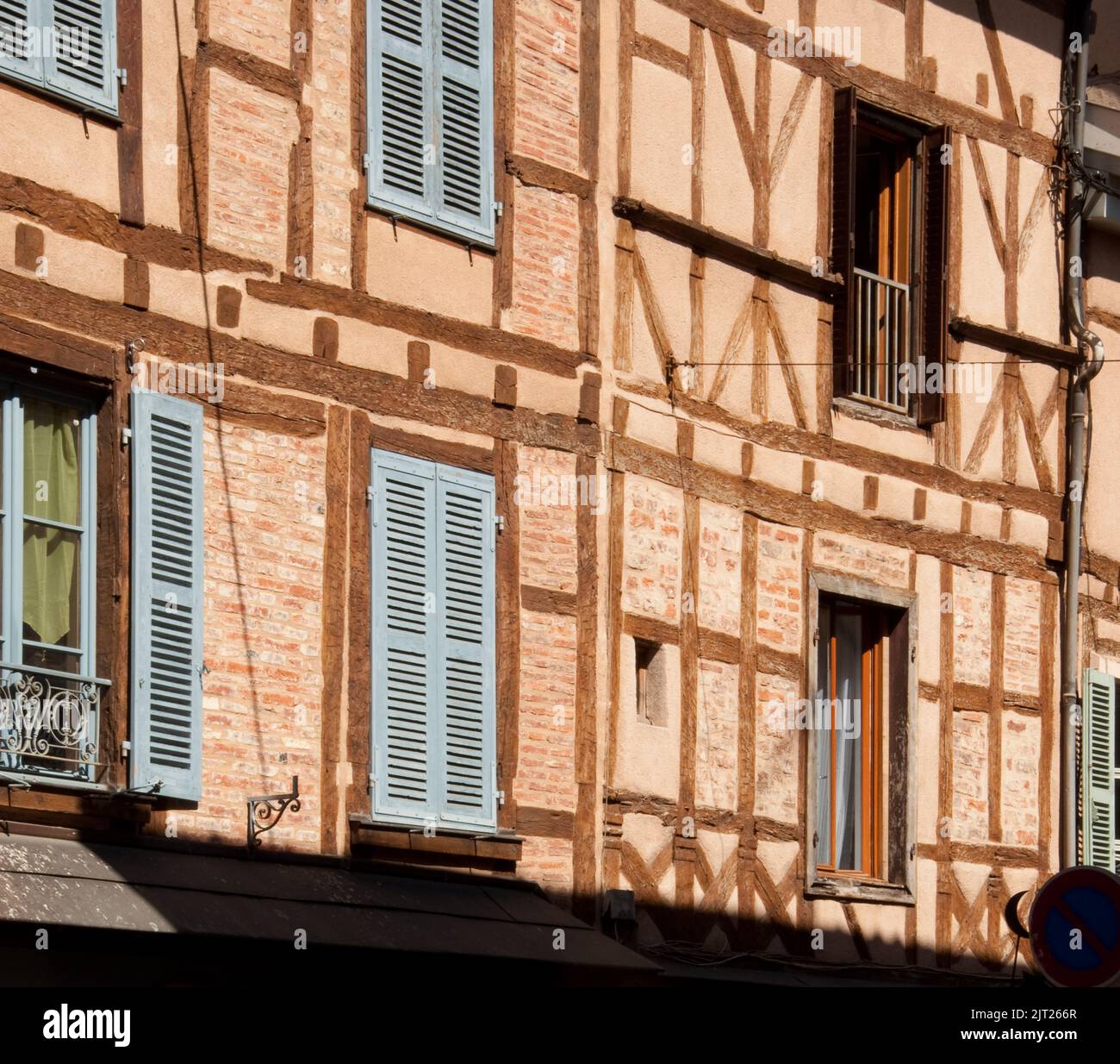 Mittelalterliche Gebäude über dem Ruisseau d'Alix, Chatillon, Rhone-Alpes, Frankreich. Dieses charmante mittelalterliche Dorf wird regelmäßig als Filmset genutzt. Stockfoto