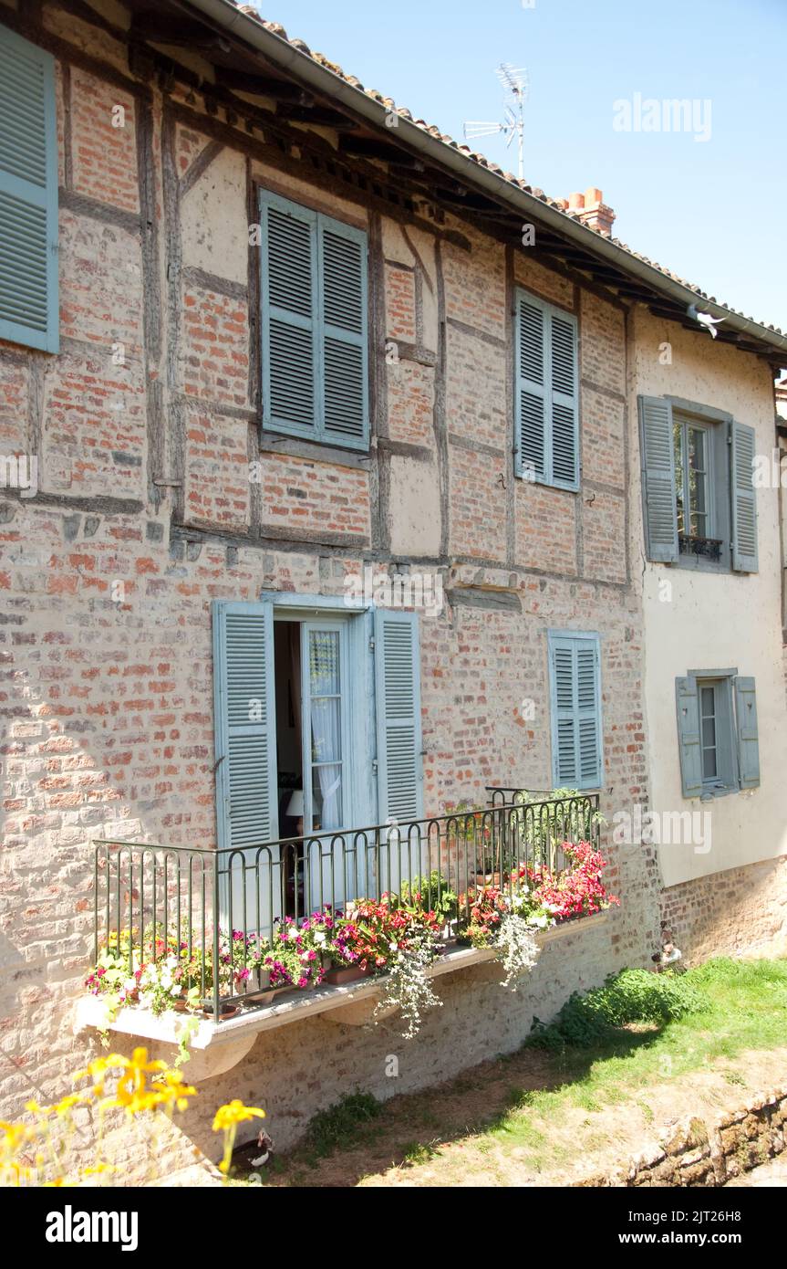 Mittelalterliche Gebäude über dem Ruisseau d'Alix, Chatillon, Rhone-Alpes, Frankreich. Dieses charmante mittelalterliche Dorf wird regelmäßig als Filmset genutzt. Stockfoto