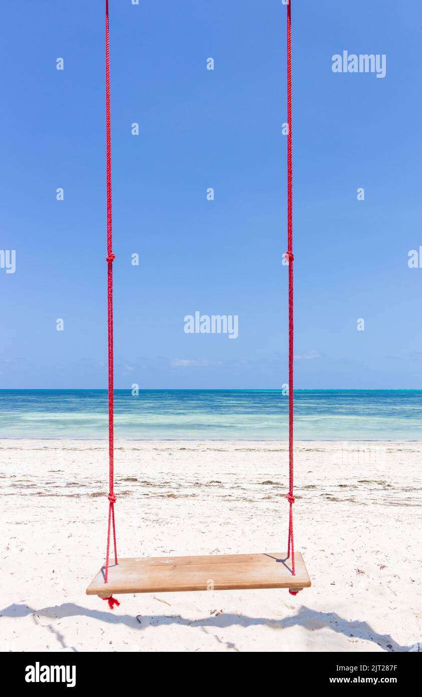 Holzschaukel am Strand. Schwingen Sie sich auf der malerischen Meereslandschaft. Idyllisches, exotisches Resort. Tropisches Paradies. Leere Schaukel. Romantischer Urlaub. Traumlebensstil. Stockfoto