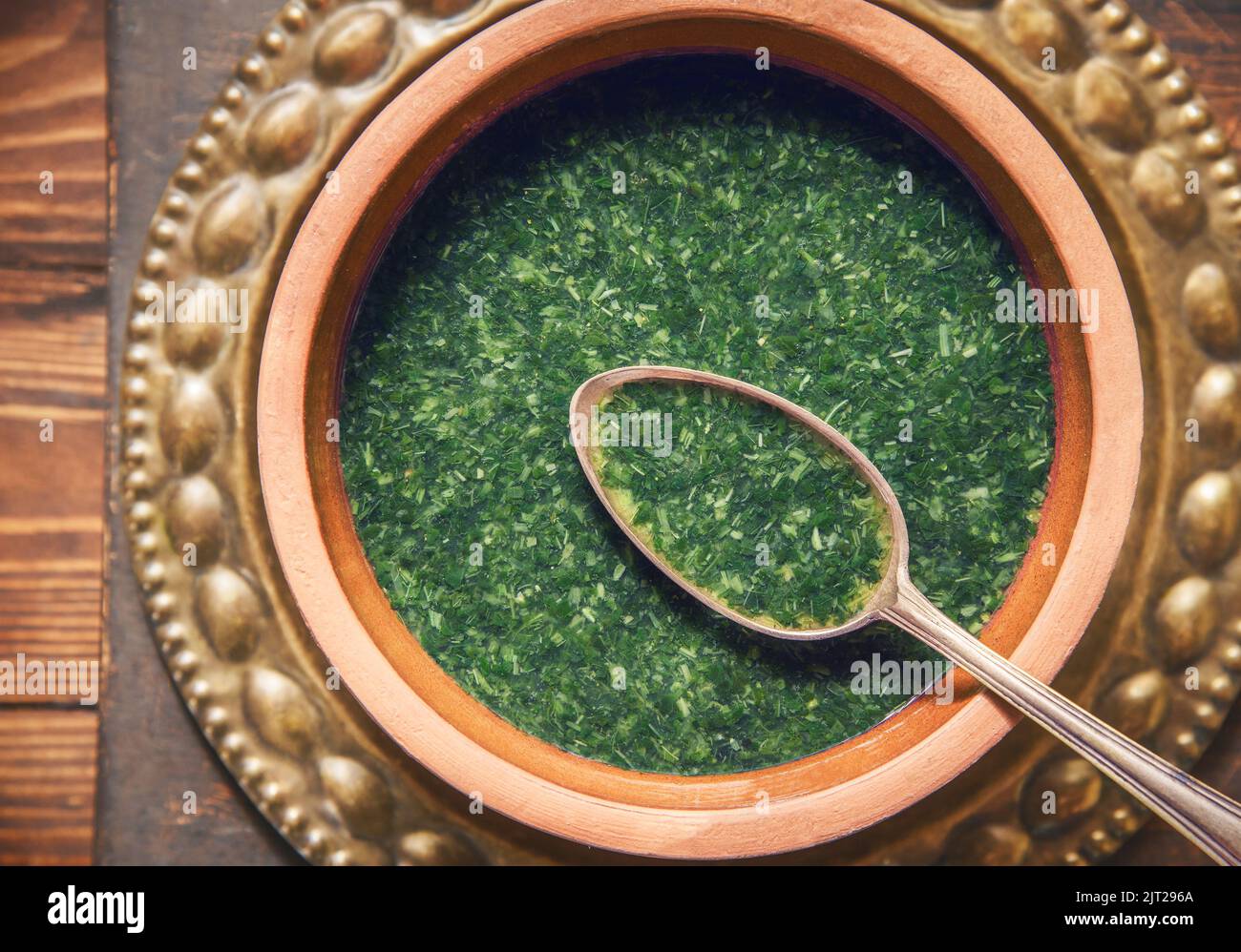 Arabische Küche; traditionelles ägyptisches Gericht „Molokhya“ oder „Molokhia“. Diese Mahlzeit gilt als eine der berühmtesten ägyptischen Mahlzeiten. Stockfoto