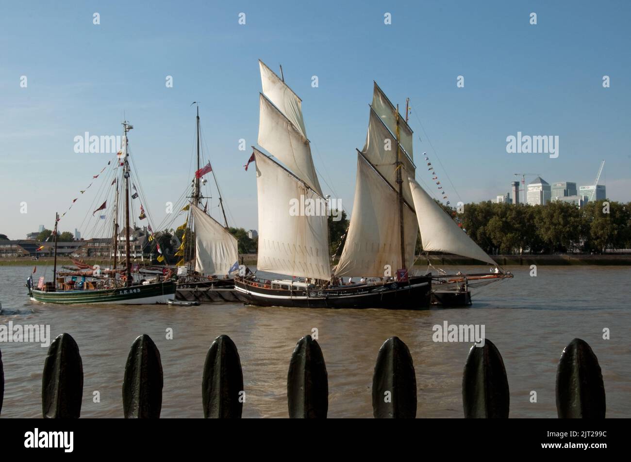 Lugger in Full Sail, Tall Ships Festival, Themse, London, Großbritannien. Die Tall Ships Regatta von Falmouth nach Greenwich endete mit mehreren Tall Ships p Stockfoto