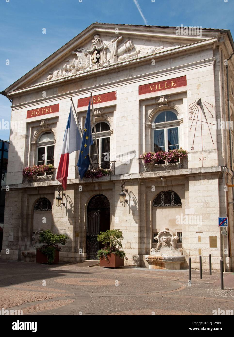 Hotel de Ville, Bourg en Bresse, Rhone-Alpes, Frankreich. Lokale Regierungsbüros mit französischer Flagge. Stockfoto