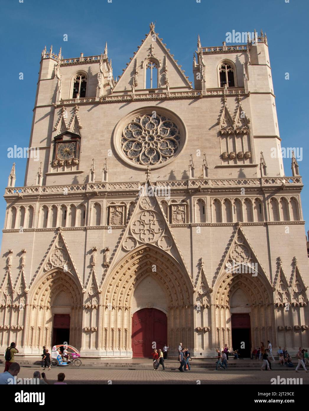 Fassade, Kathedrale St. Johannes des Täufers (Primatial), Lyon, Rhone, Rhone-Alpes, Frankreich. Der Bischof von Lyon ist auch der Primas der Gallier und dort Stockfoto