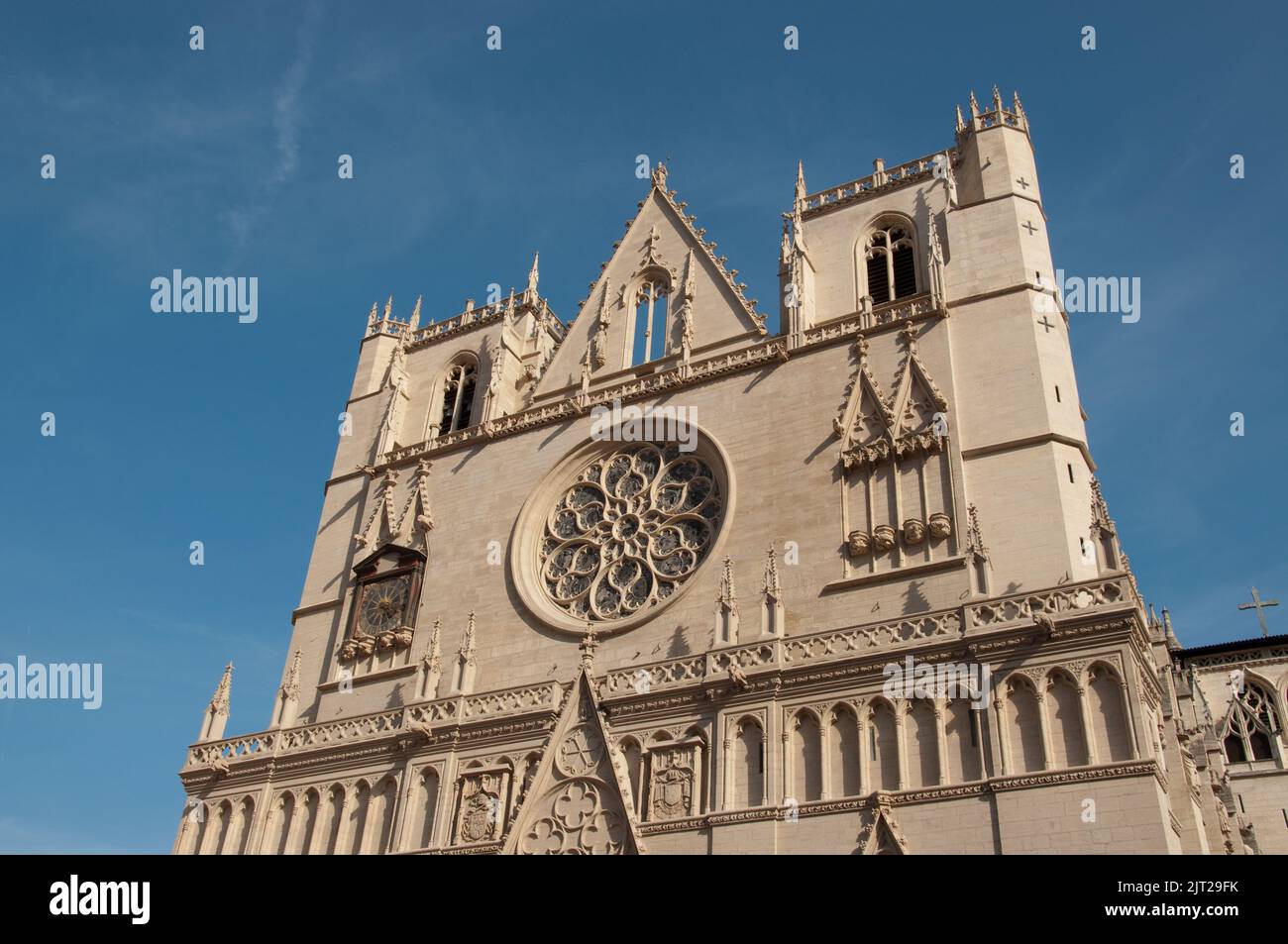 Fassade, Kathedrale St. Johannes des Täufers (Primatial), Lyon, Rhone, Rhone-Alpes, Frankreich. Der Bischof von Lyon ist auch der Primas der Gallier und dort Stockfoto
