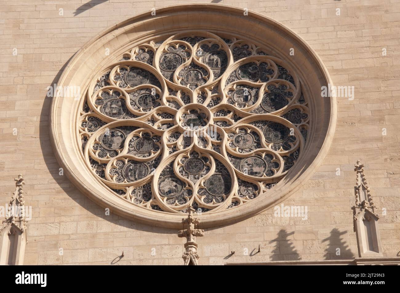 Rosenfenster, Fassade, Kathedrale St. Johannes des Täufers (Primatial), Lyon, Rhone, Rhone-Alpes, Frankreich. Der Bischof von Lyon ist auch der Primas der Ga Stockfoto