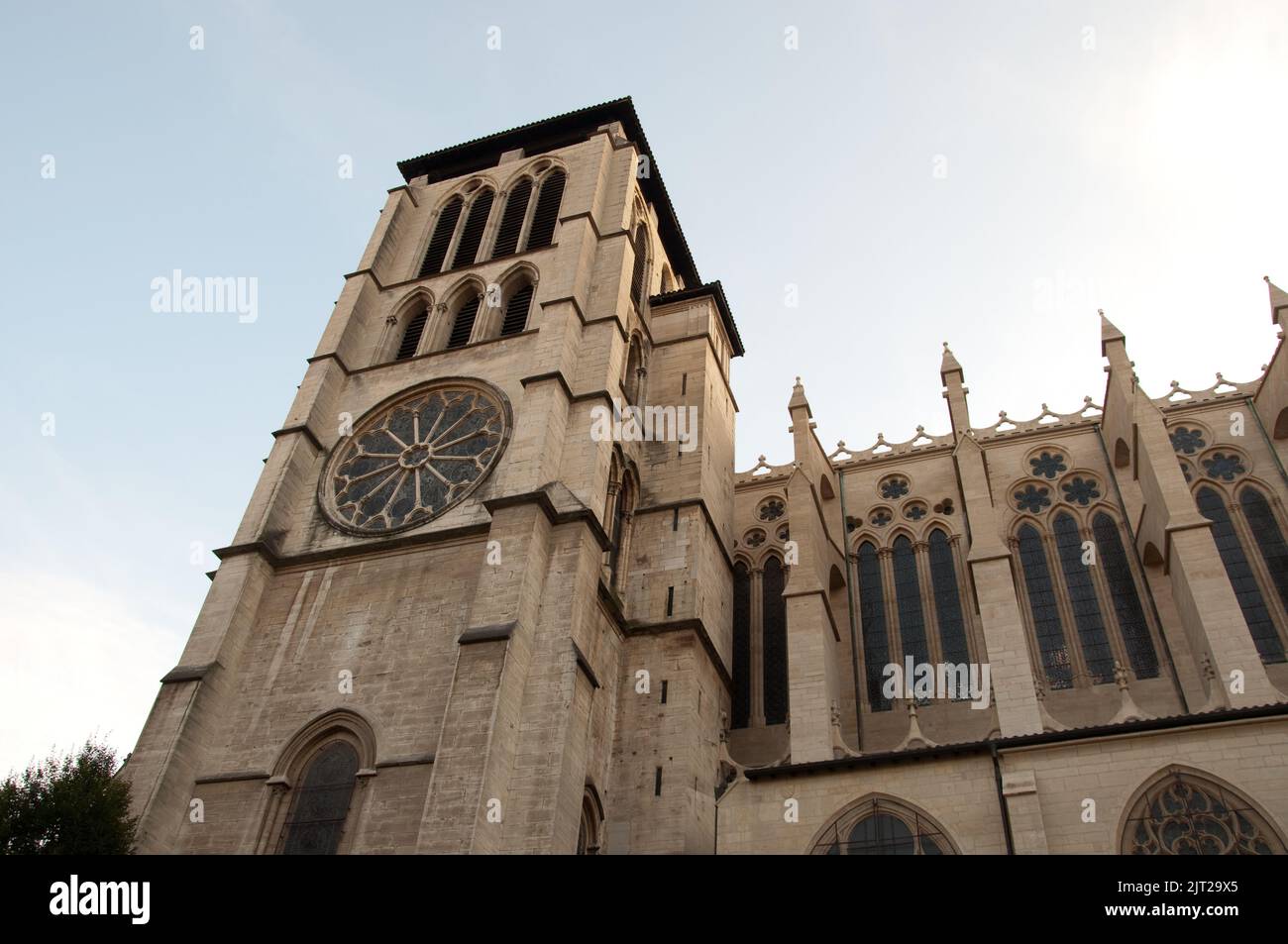 Seitenansicht, Kathedrale St. Johannes der Täufer (Primatial), Lyon, Rhone, Rhone-Alpes, Frankreich. Der Bischof von Lyon ist auch der Primas der Gallier und Th Stockfoto