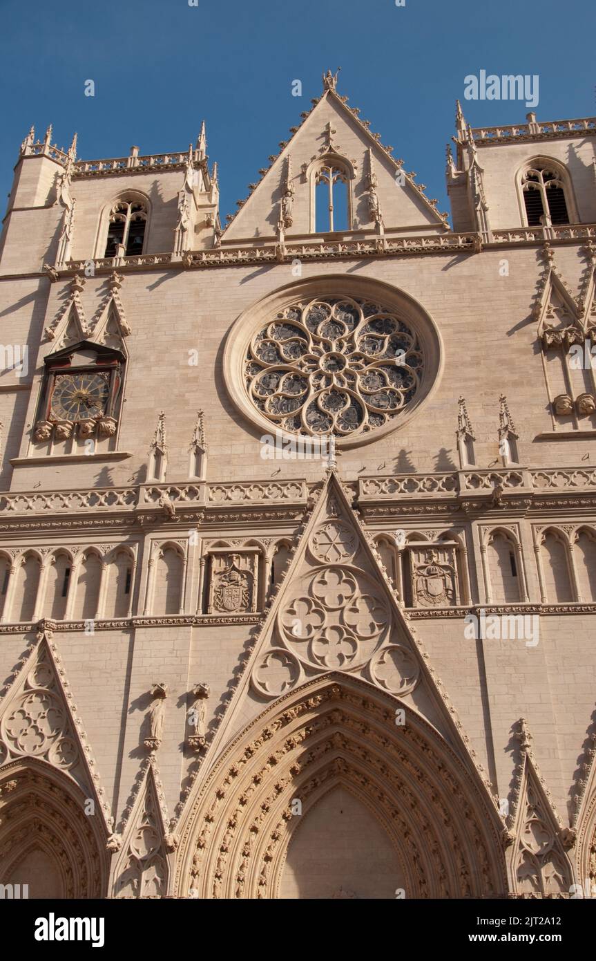 Fassade, Kathedrale St. Johannes des Täufers (Primatial), Lyon, Rhone, Rhone-Alpes, Frankreich. Der Bischof von Lyon ist auch der Primas der Gallier und dort Stockfoto