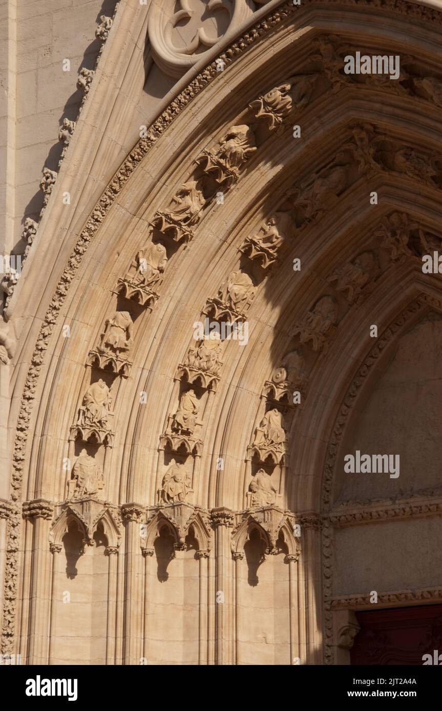 Fassade (Detail der Veranda), Kathedrale des Hl. Johannes des Täufers (Primatial), Lyon, Rhone, Rhone-Alpes, Frankreich. Der Bischof von Lyon ist auch der Primas von t Stockfoto
