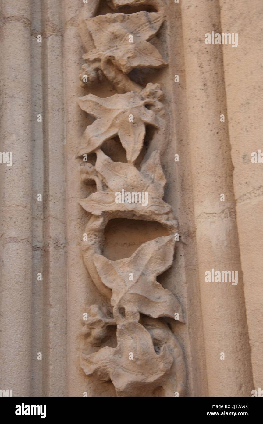 Fassade (Detail der Veranda), Kathedrale des Hl. Johannes des Täufers (Primatial), Lyon, Rhone, Rhone-Alpes, Frankreich. Der Bischof von Lyon ist auch der Primas von t Stockfoto