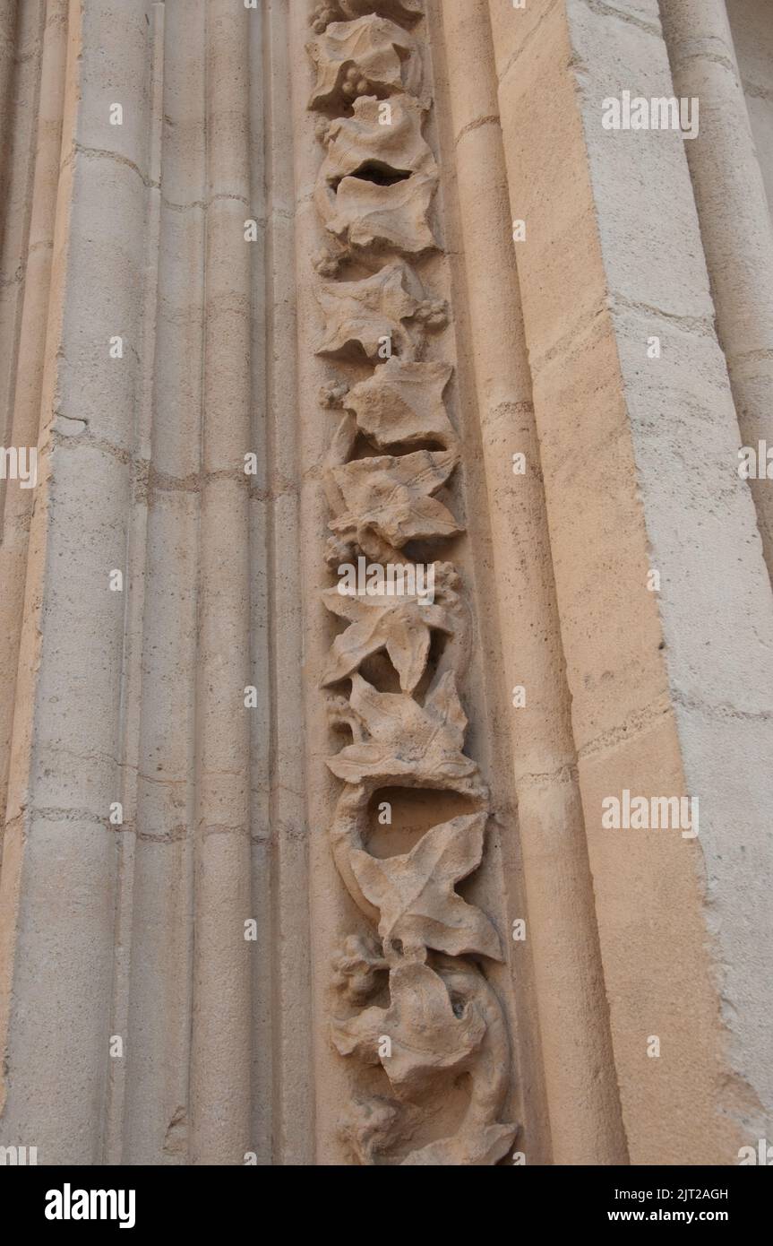 Fassade (Detail der Veranda), Kathedrale des Hl. Johannes des Täufers (Primatial), Lyon, Rhone, Rhone-Alpes, Frankreich. Der Bischof von Lyon ist auch der Primas von t Stockfoto
