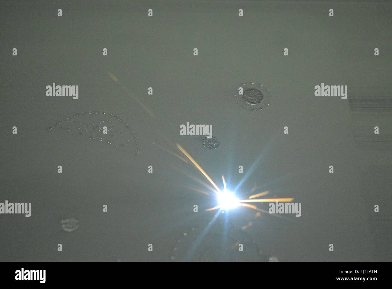 Der Drucker 3D druckt Objekte aus Metallpulver. Metall wird in der Arbeitskammer unter Laser in 3D-Form gesintert. Laser-Sintermaschine für Metall. Roboterarbeiten. Additive Manufacturing Metal 3D-Drucker Stockfoto