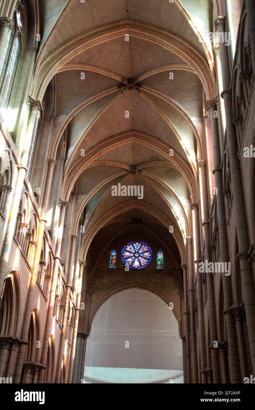 Kirchenschiff, Apsis und Decke, Kathedrale St. Johannes des Täufers (Primatial), Lyon, Rhone, Rhone-Alpes, Frankreich. Der Bischof von Lyon ist auch der Primas der Stockfoto